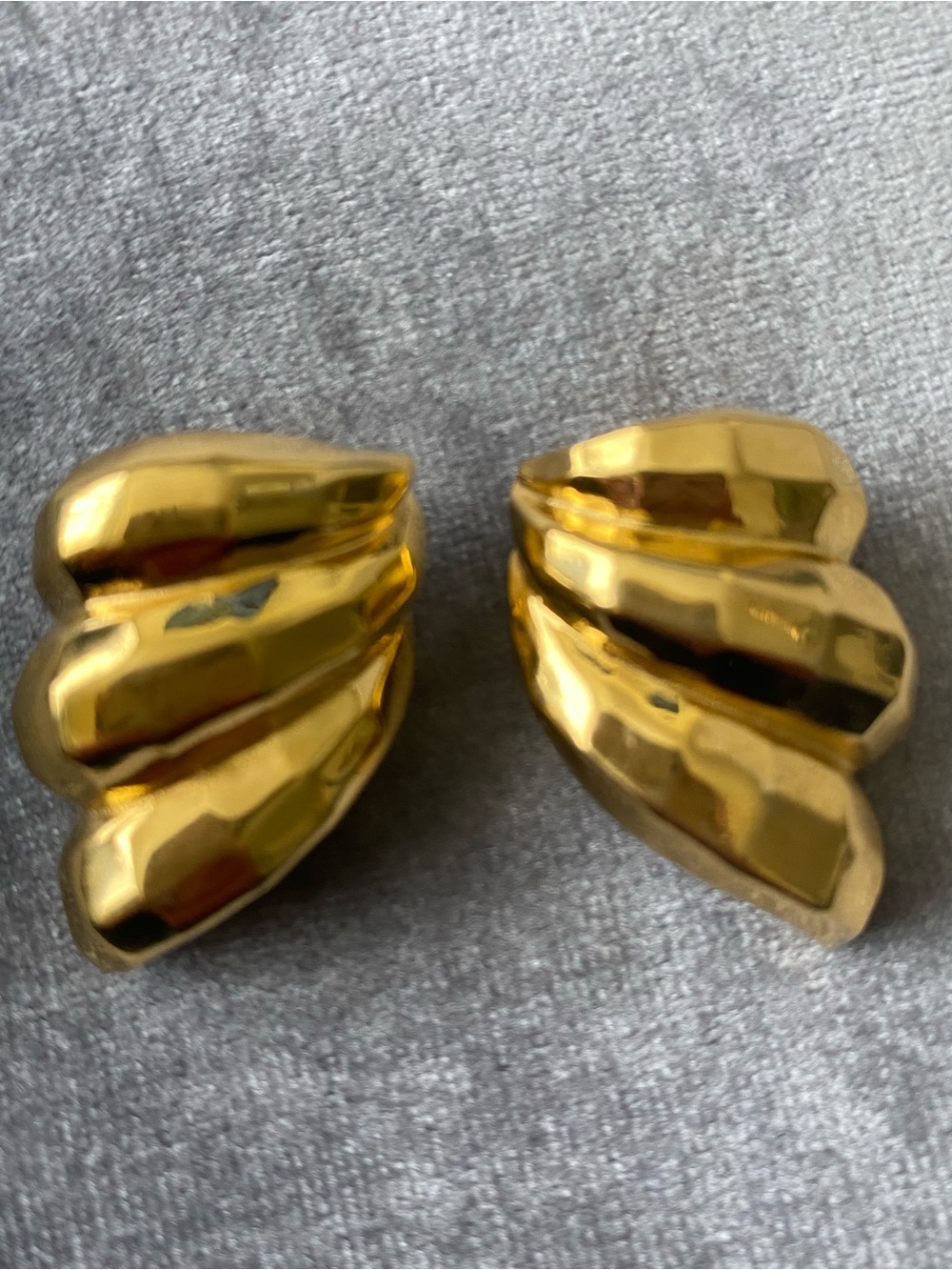 ST. JOHN swirlsgold clip on earrings
